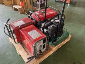 発電機と溶接機とランマーの画像