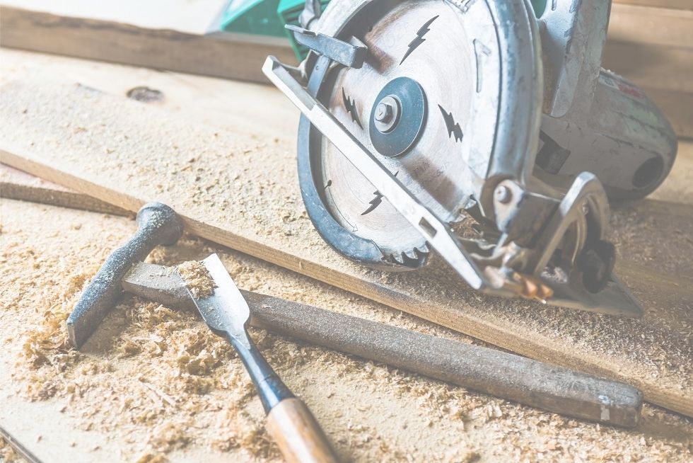 makita充電式丸ノコとノミを作業台の上で撮影