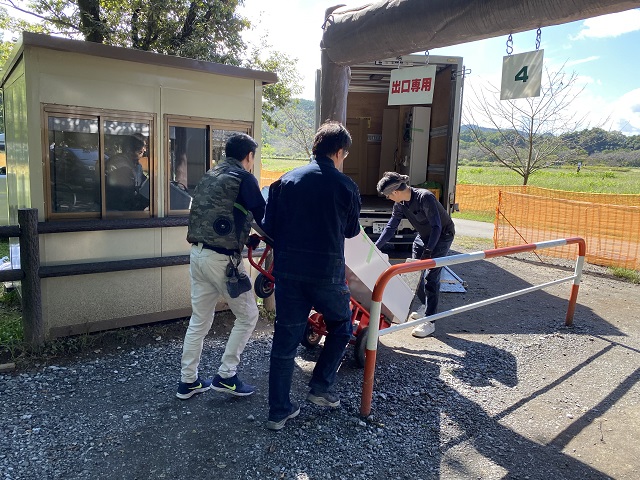 券売機を運ぶスタッフ