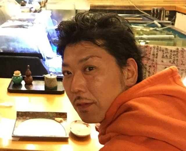 スタッフの亀山君
