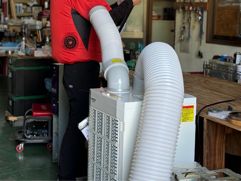 スポットクーラーを使って作業する当社のスタッフ熱中症対策として工場内で使ってる画像