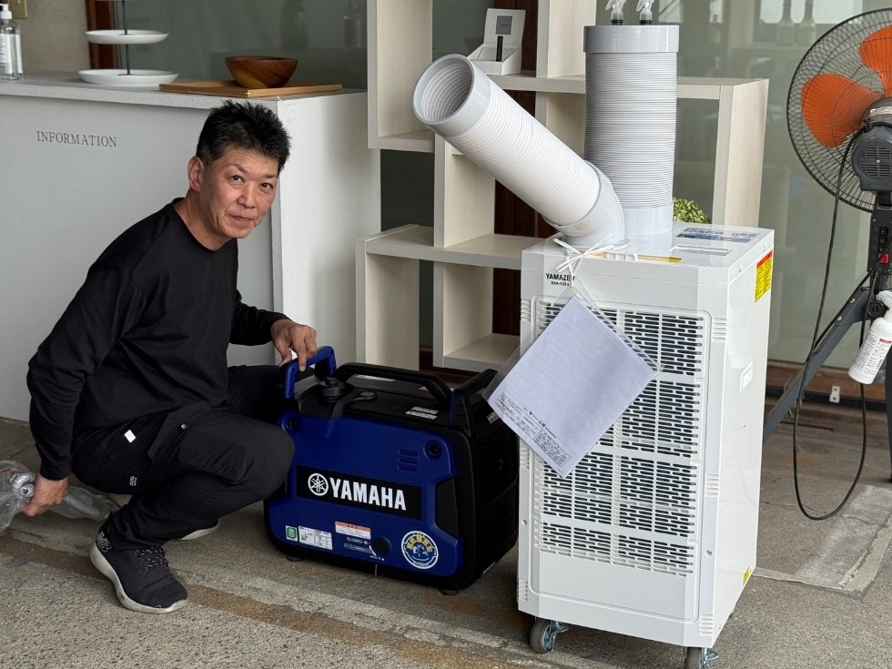 発電機とスポットクーラーのレンタル品を当社のスタッフと撮影