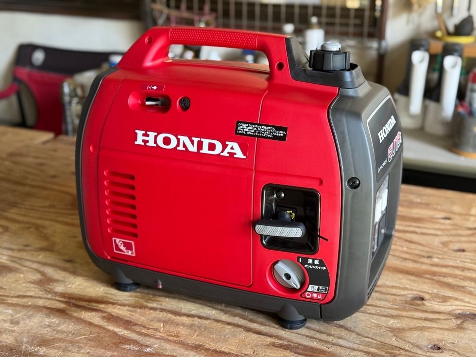 HONDAインバーター発電機EU18Iレンタル品をテーブルの上で撮影しています。