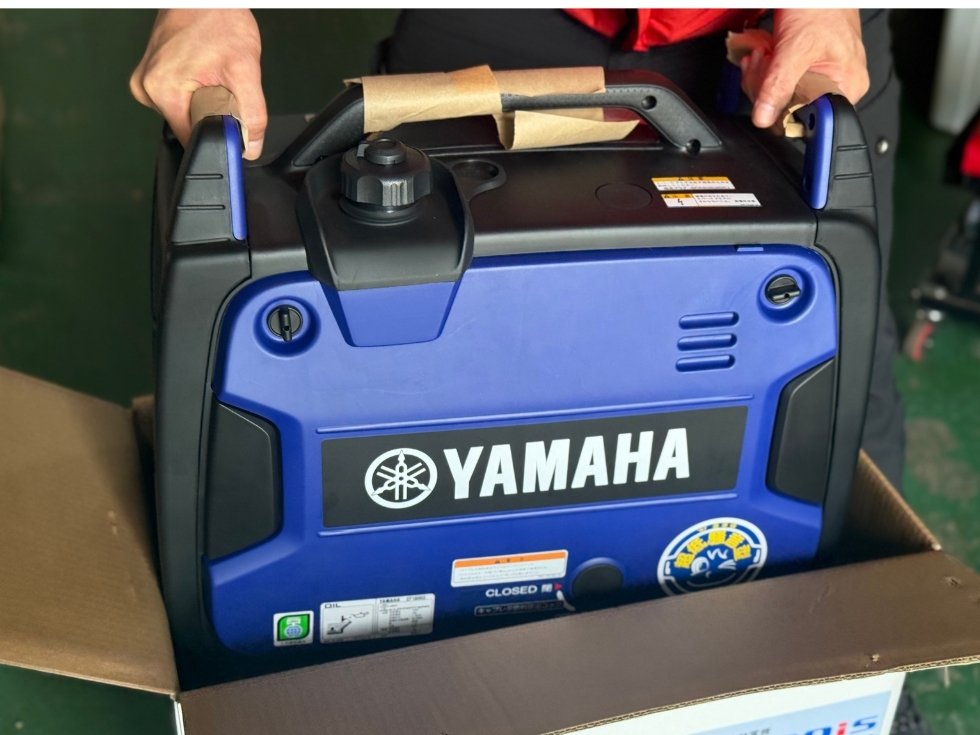 レンタル用ヤマハ発電機EF1800isを開封し取り出し方を解説してる画像