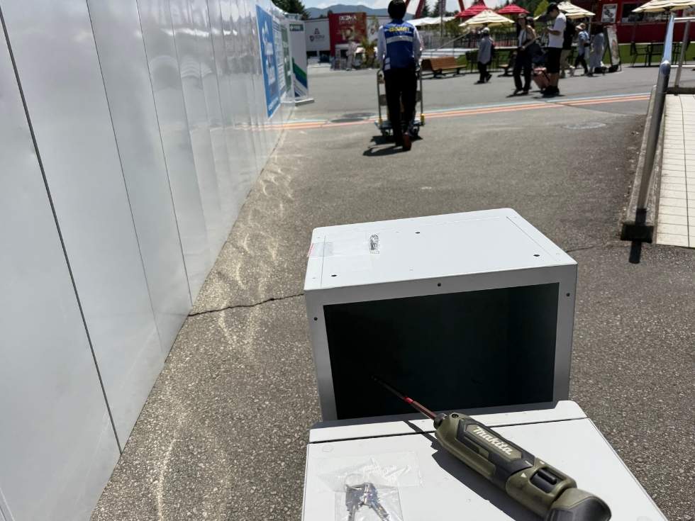 富士急ハイランドのスタッフ小林さんが荷物の運搬を手伝ってくれてる画像