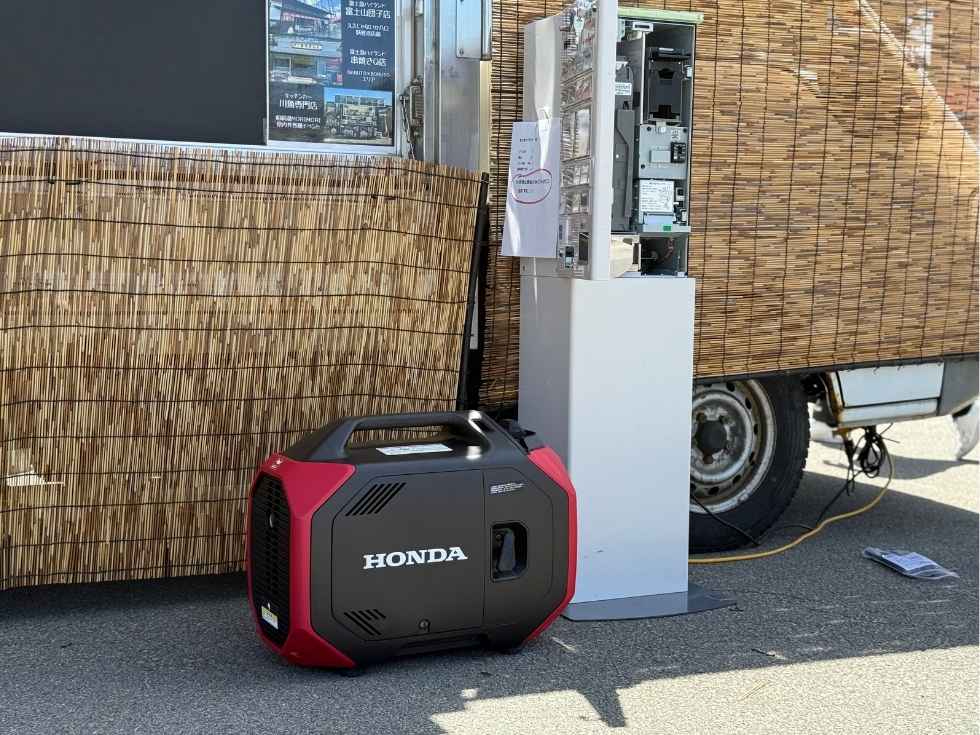 富士急ハイランドに導入した発電機と券売機をキッチンカーと撮影