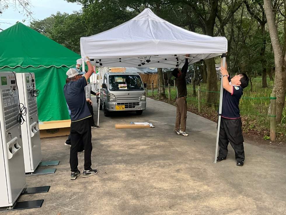 キャラバンワンタッチテントを組み立てる日高市のスタッフ