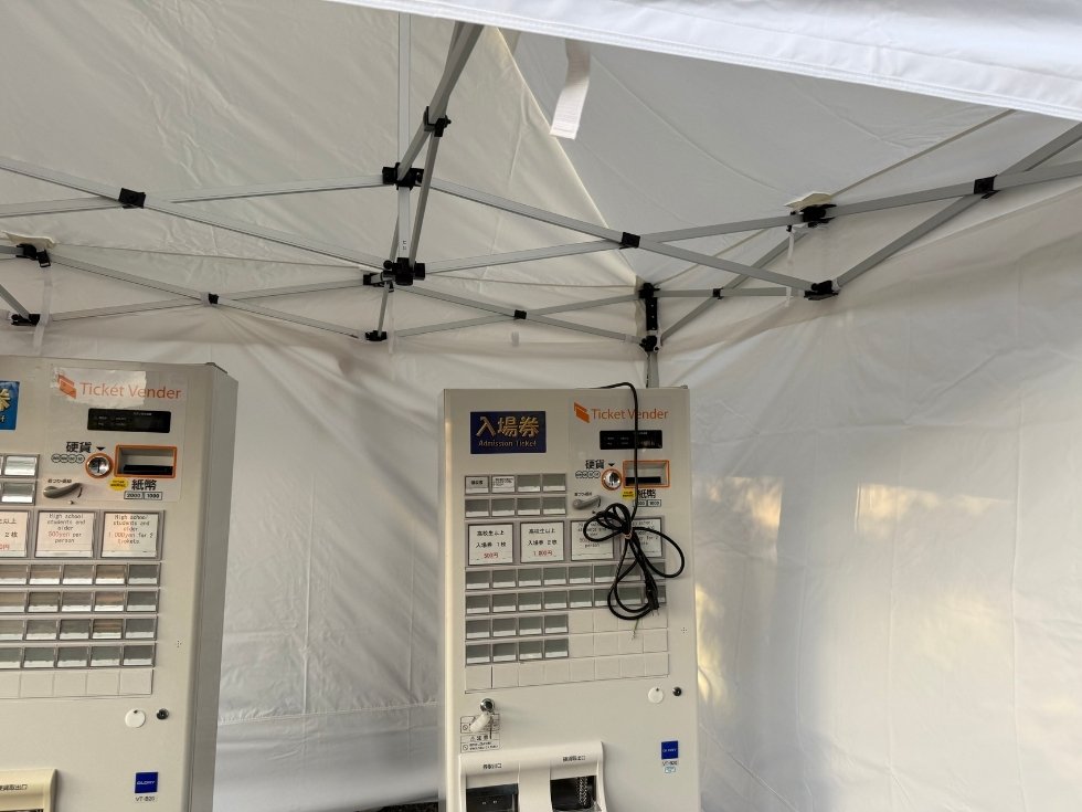 キャラバンワンタッチテントの内部と券売機
