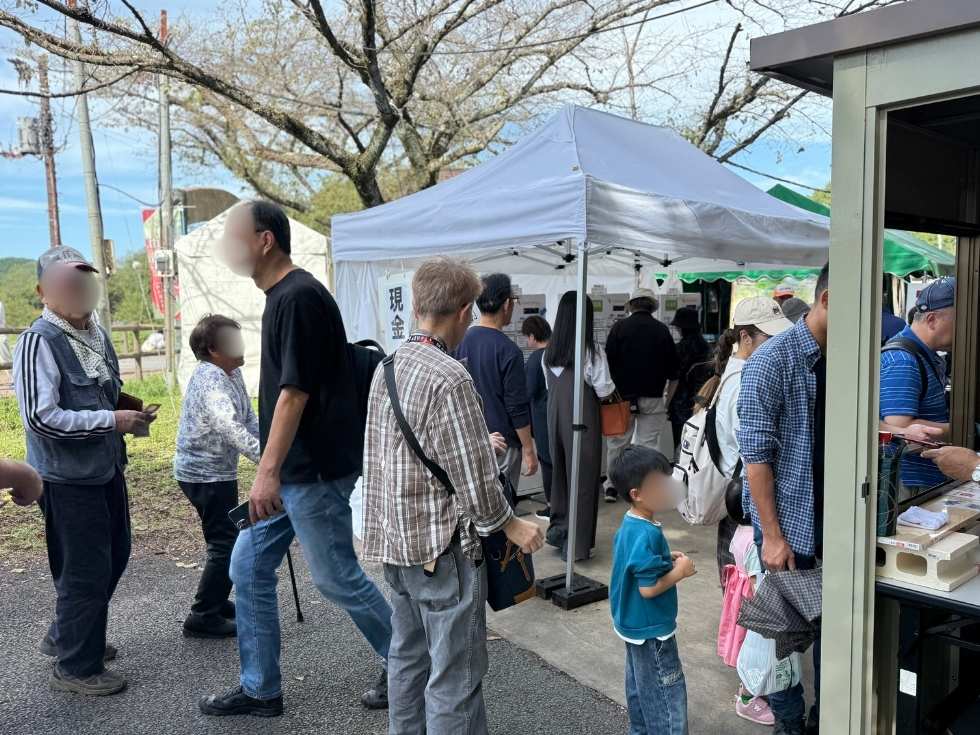 巾着田公園で設置したキャラバンテント