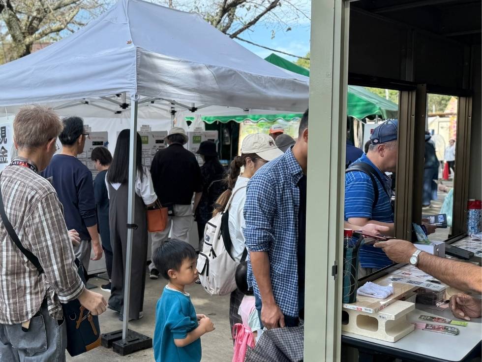 巾着田公園でキャッシュレス決済を利用する来場者