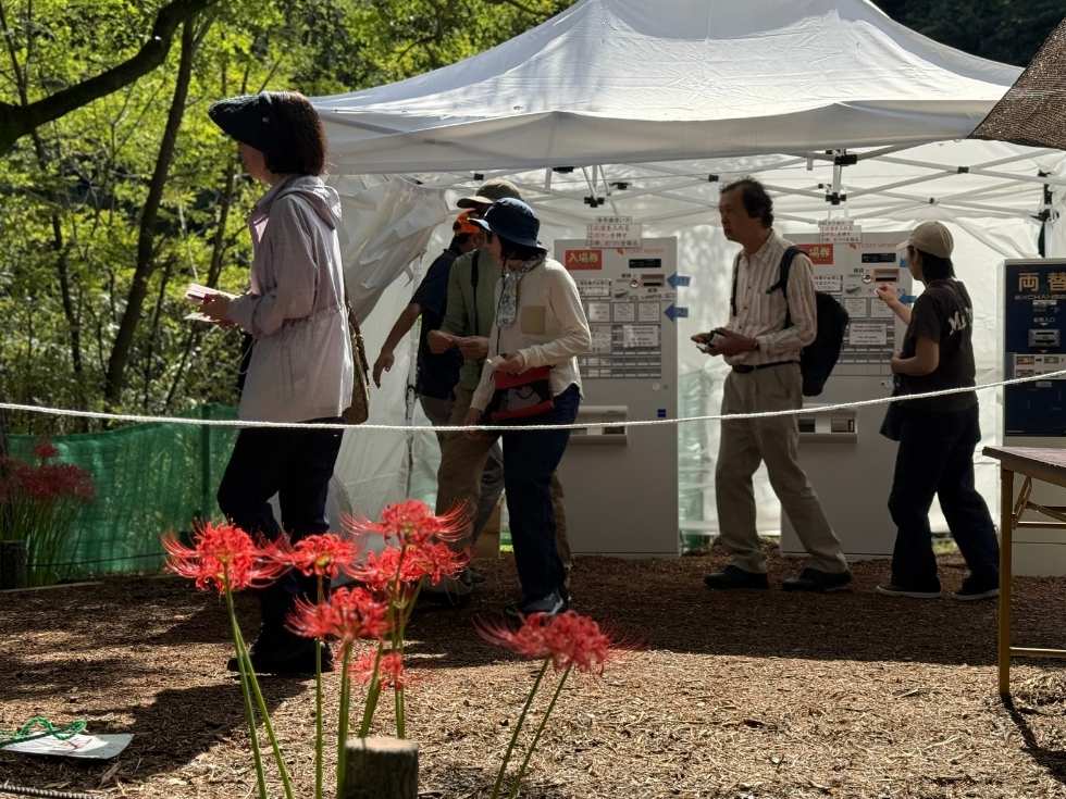 曼珠沙華と業務用テント