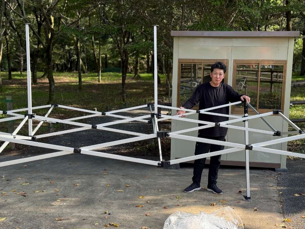 キャラバンワンタッチテントを組み立てるスタッフ