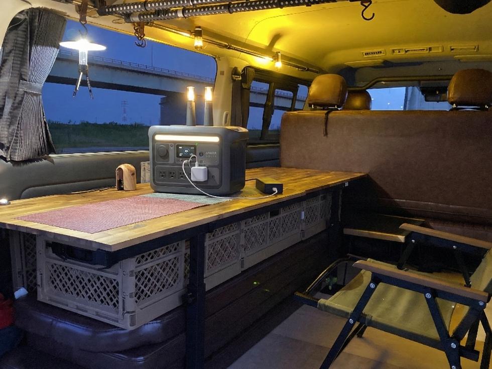 ポータブル電源　アンカー SOLIX C800を車中泊で使ってるハイエース車内