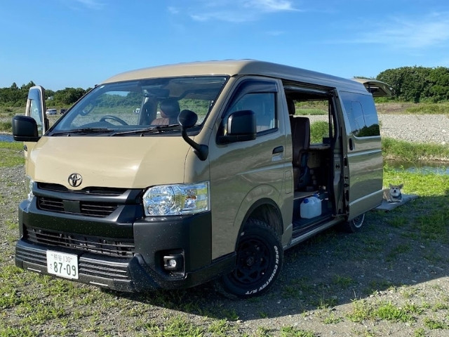 ハイエースと発電機と愛犬を河原で撮影