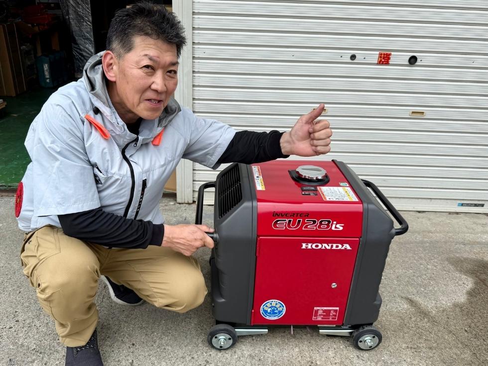 HONDA発電機の整備を行うスタッフと発電機