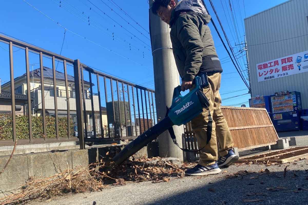落ち葉掃除でマキタMUB001Gブロワを使用し落ち葉掃除をしてるアトラスの社長
