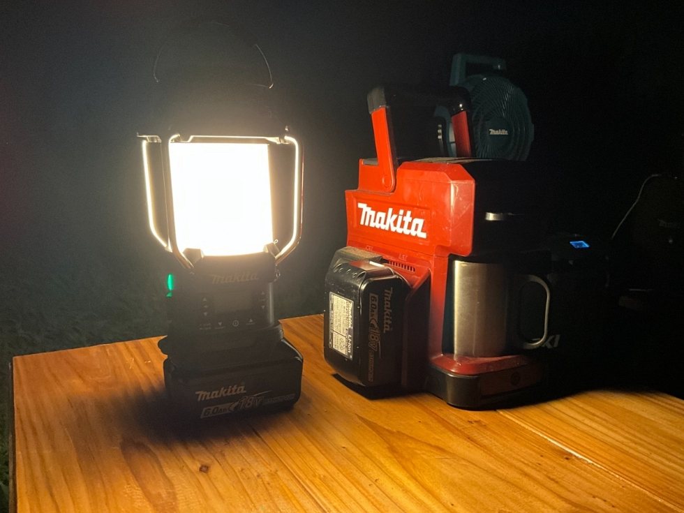 マキタワークライトとマキタのコーヒーメーカー