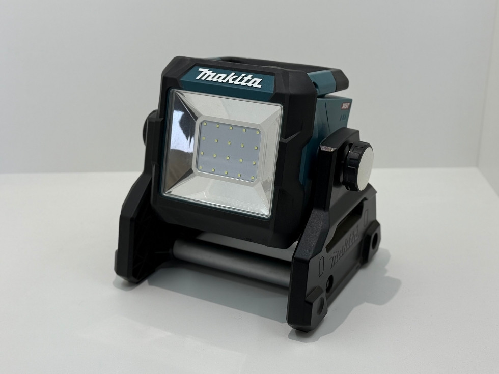 マキタ作業用ワークライト40Vmaxバッテリー使用・ML003G