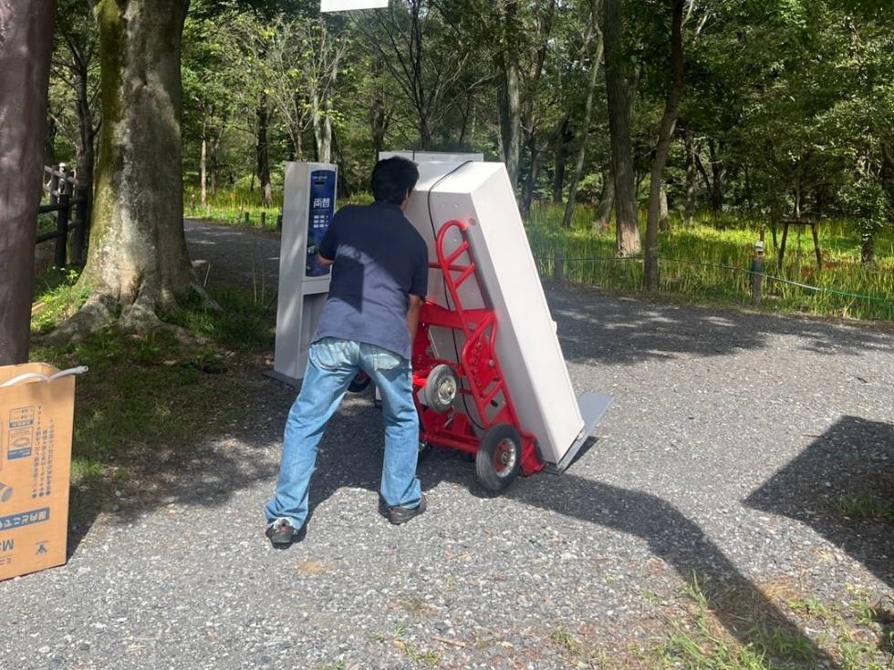 イベントで券売機を台車で運ぶ当社の社長
