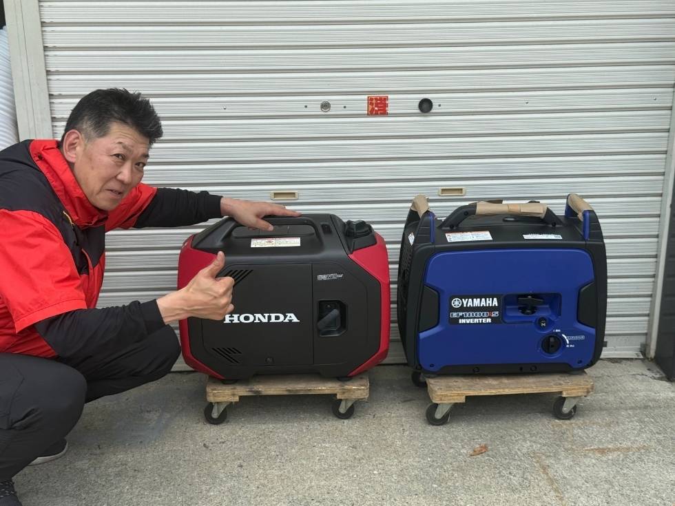 ヤマハとホンダの発電機を開封し動作チェックするスタッフ