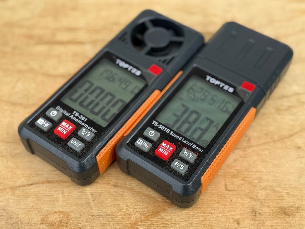 当社で、ワンタッチテントと発電機をレンタルしたお客さんに無料で貸し出してる風速計と騒音計