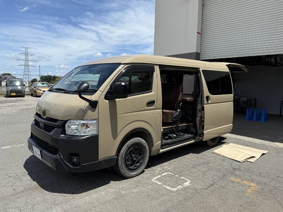 アトラスのハイエースで顧客がレンタルした発電機を回収