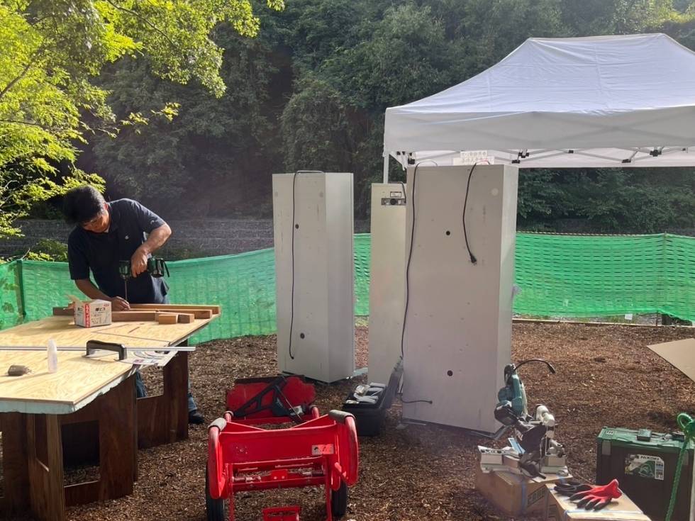 電動工具を取り出しイベント会場の下準備を慣れた手順でどんどん進めるアトラスの代表