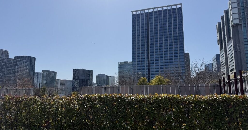 東京都港区で行われた焼き芋祭りイベント会場にあるビル群