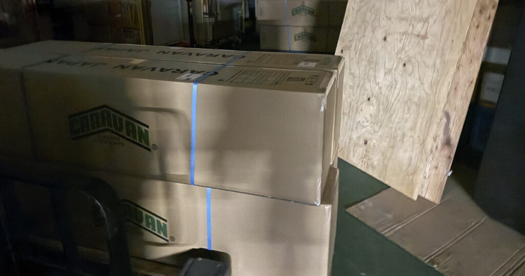 夜に電話がありテントが破損したので急遽準備する風景