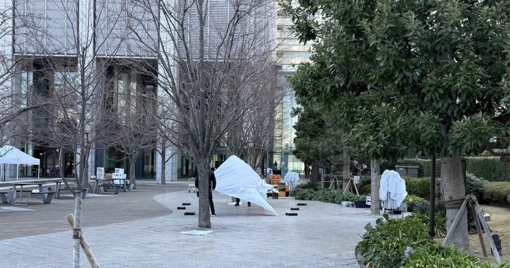 キャラバンワンタッチテントを設営するアトラスのスタッフ