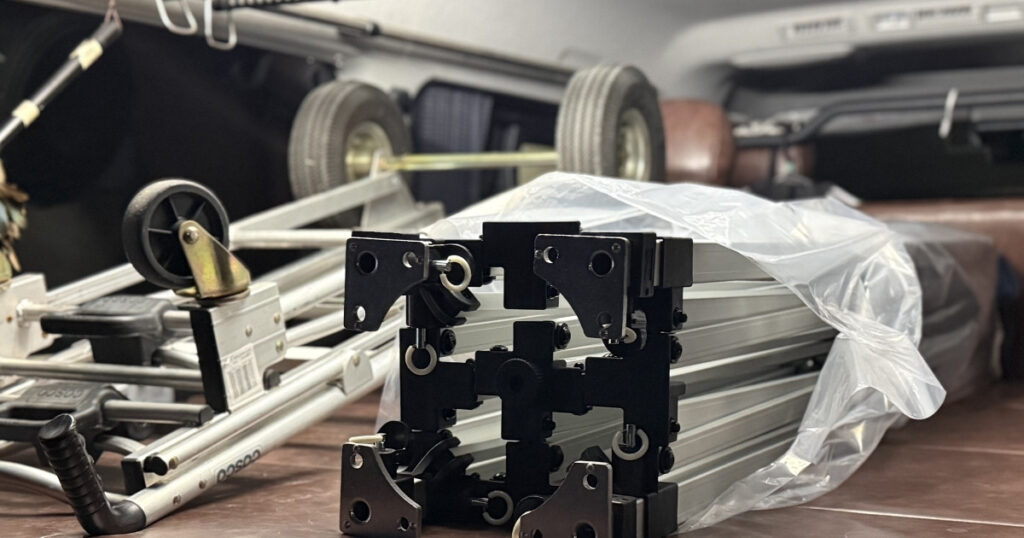 ワンタッチテントとテント運搬専用の台車をハイエースに積み込む