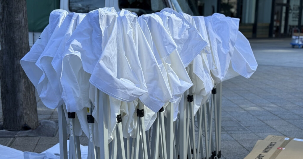 ワンタッチテントを撤収する風景