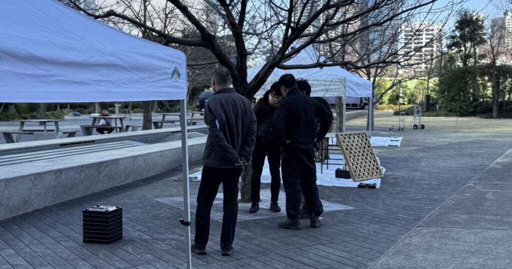 テント設営の注意点を説明するアトラスのスタッフ