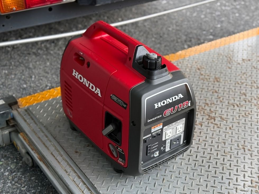発電機EU18iをトラックに積み込み