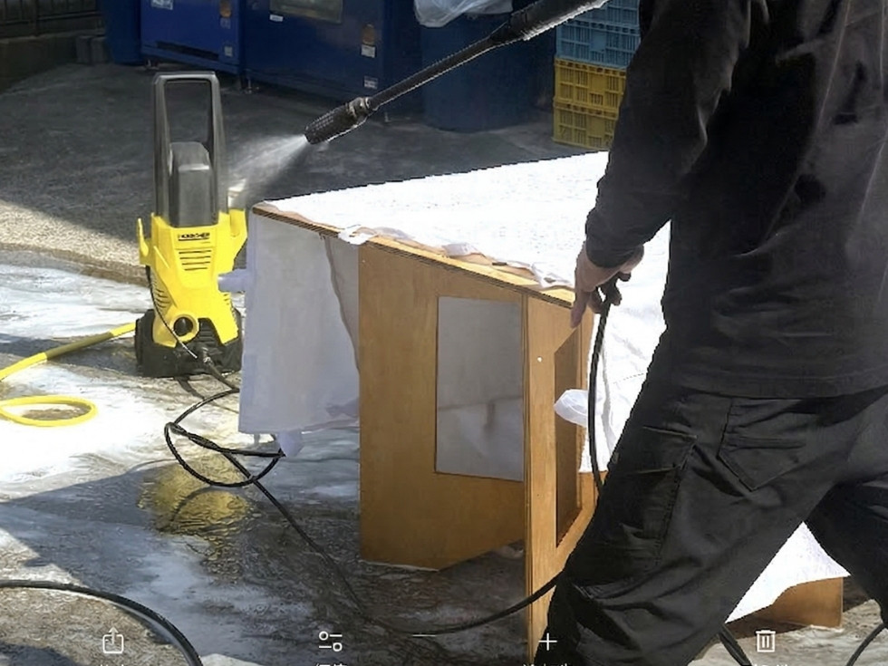 高圧洗浄機ケルヒャーで業務用テントを洗ってる風景