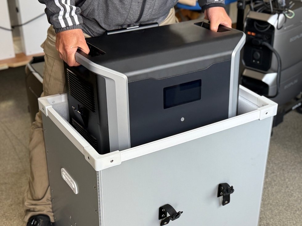 ポータブル電源を箱から取り出す動作と解説