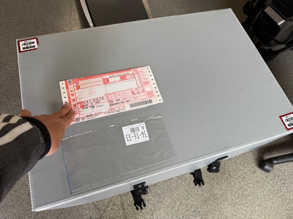 ポータブル電源の通い箱にアトラスの伝票を貼り付ける。返却方法についての解説