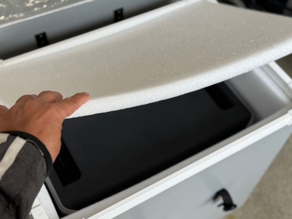 ポータブル電源の梱包を開封して緩衝材を取る動作