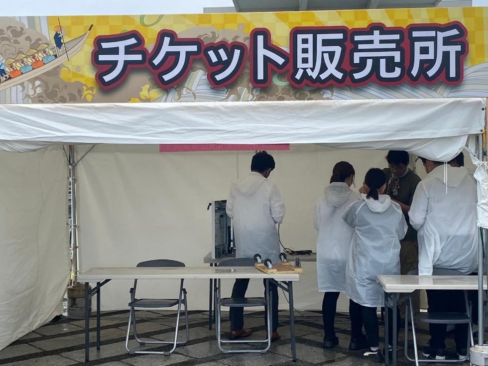 世田谷のラーメンフェスで券売機の日常操作について講習会を開く当社の専務