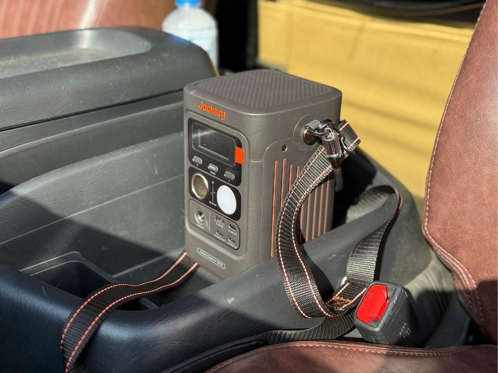 コンソールボックスにピッタリ収納できるサイズの小型ポータブル電源Jackery 300D