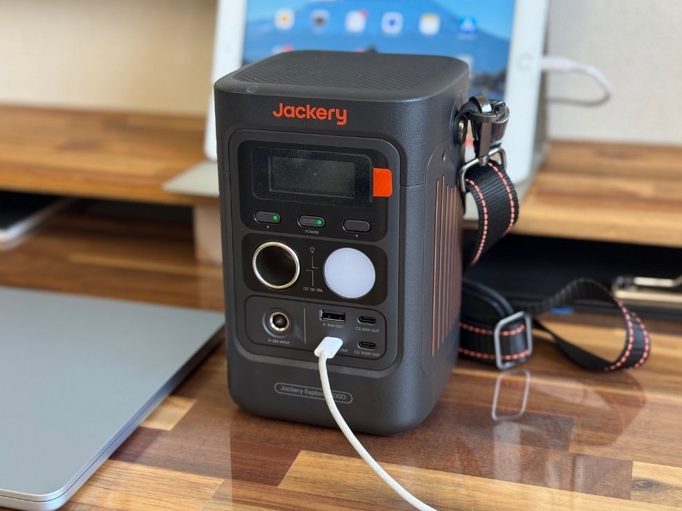 無骨でかっこいいJackery 300Dの正面画像