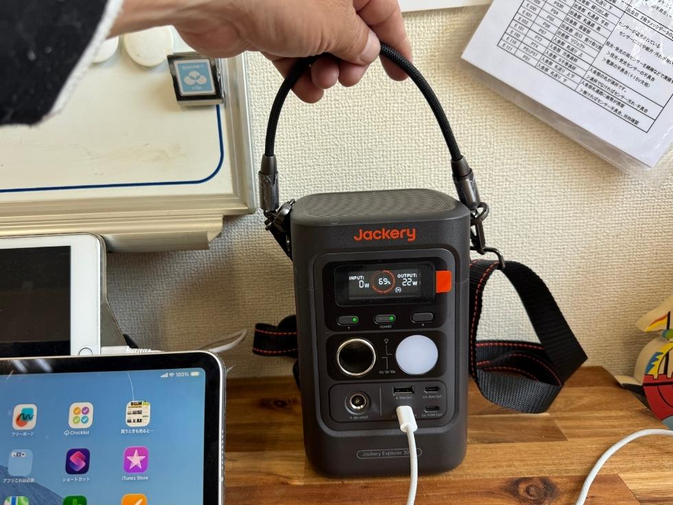 ストラップがCケーブルとなっているJackery 300D