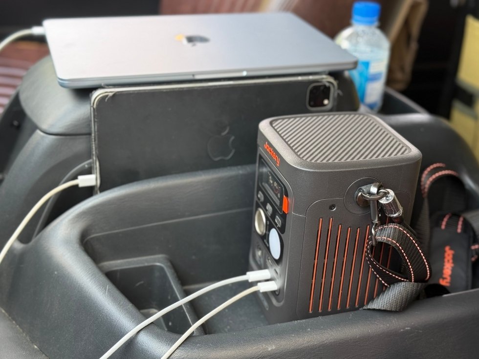 ハイエースのコンソールBOXにピッタリ収納できるJackery 300D