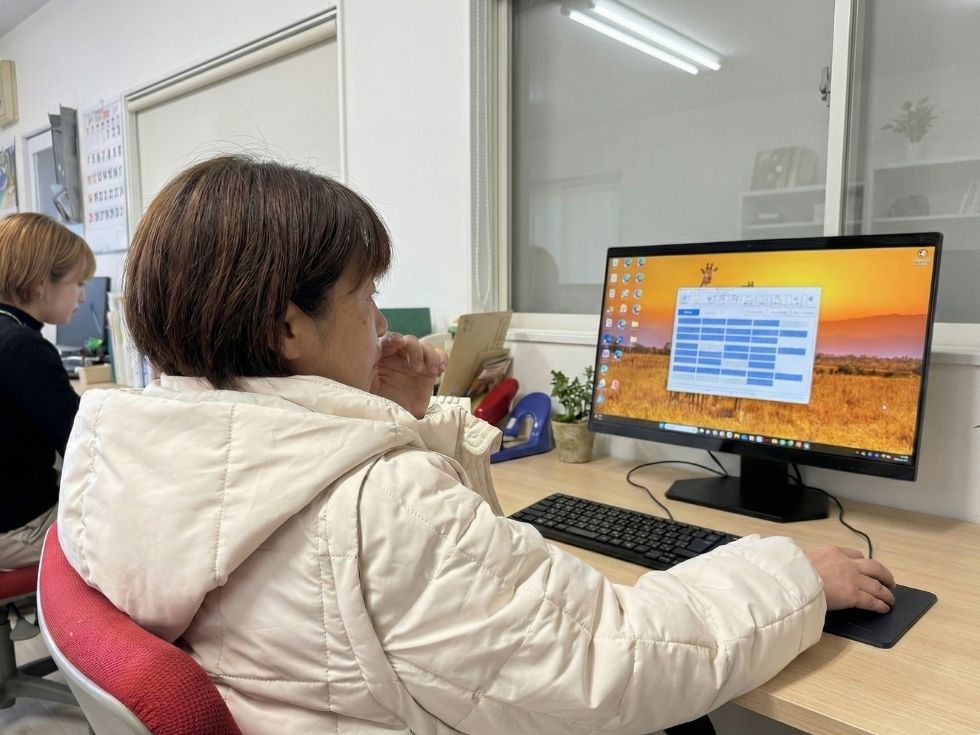 券売機の券面設定をするアトラスの女性スタッフ