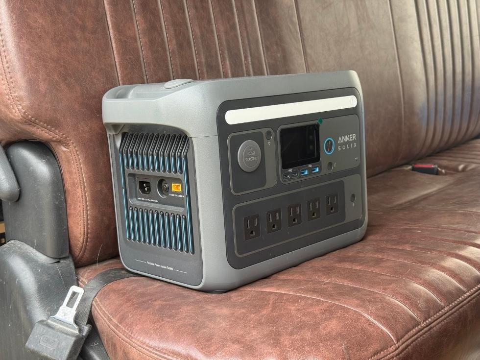 Ankerポータブル電源SOLIX C800を車内放置してる風景