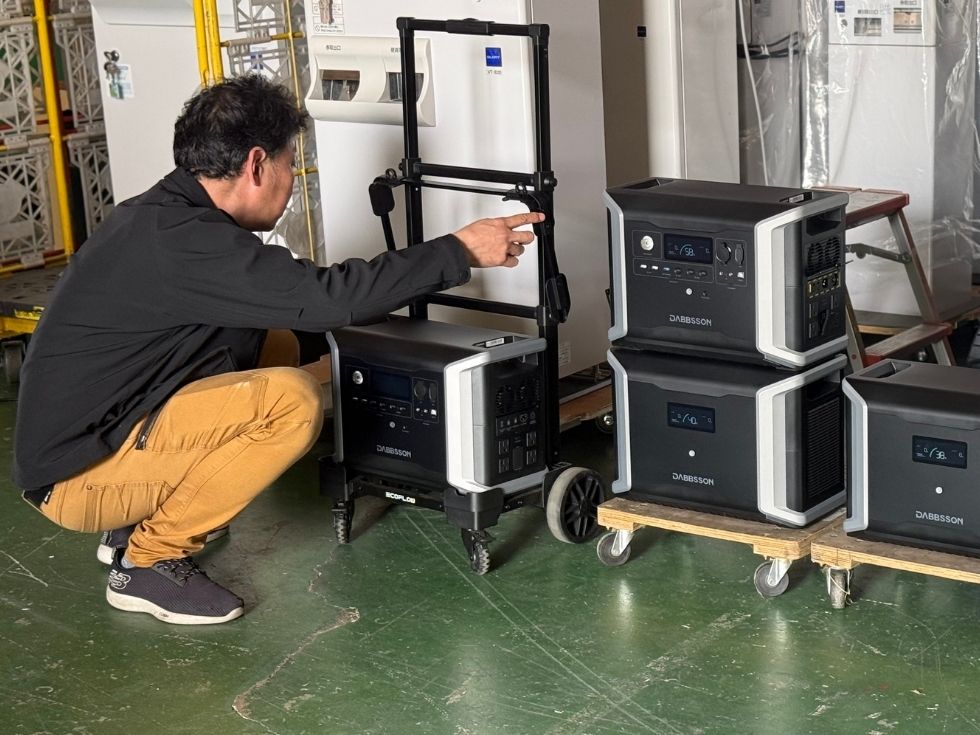 アトラスのスタッフ亀山がDABBSSON DBS3500とDBS2300 Plusを出荷前に100％充電と動作確認している様子