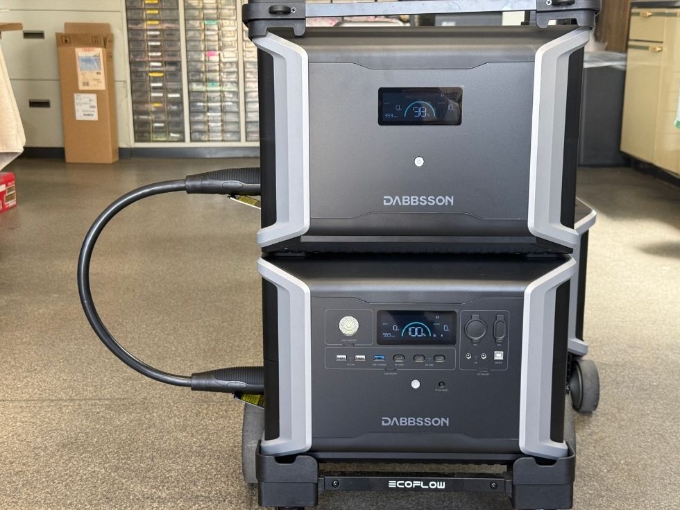 DABBSSON DBS2300Plusの側面に張り出した接続コード
