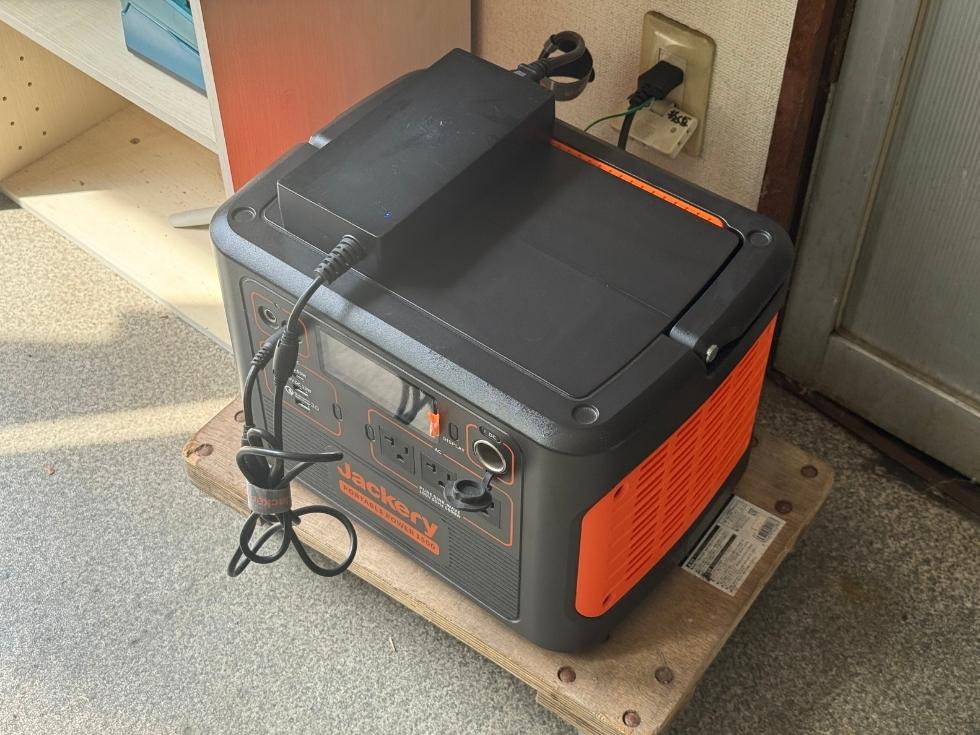 Jackery power1500とACアダプター