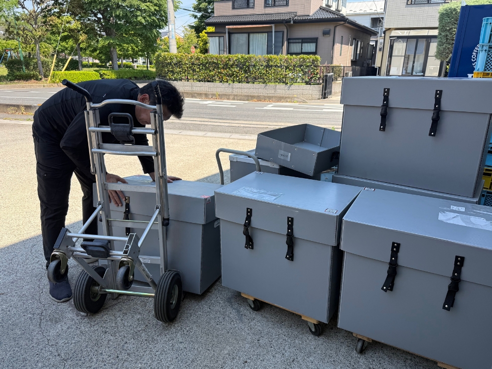ポータブル電源を梱包したプラスチックダンボール