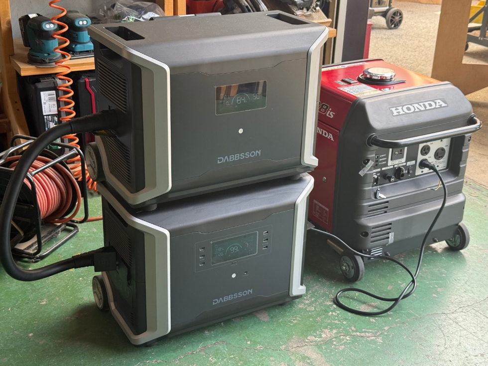 発電機からポータブル電源へ充電しながら出力確認を行っている様子